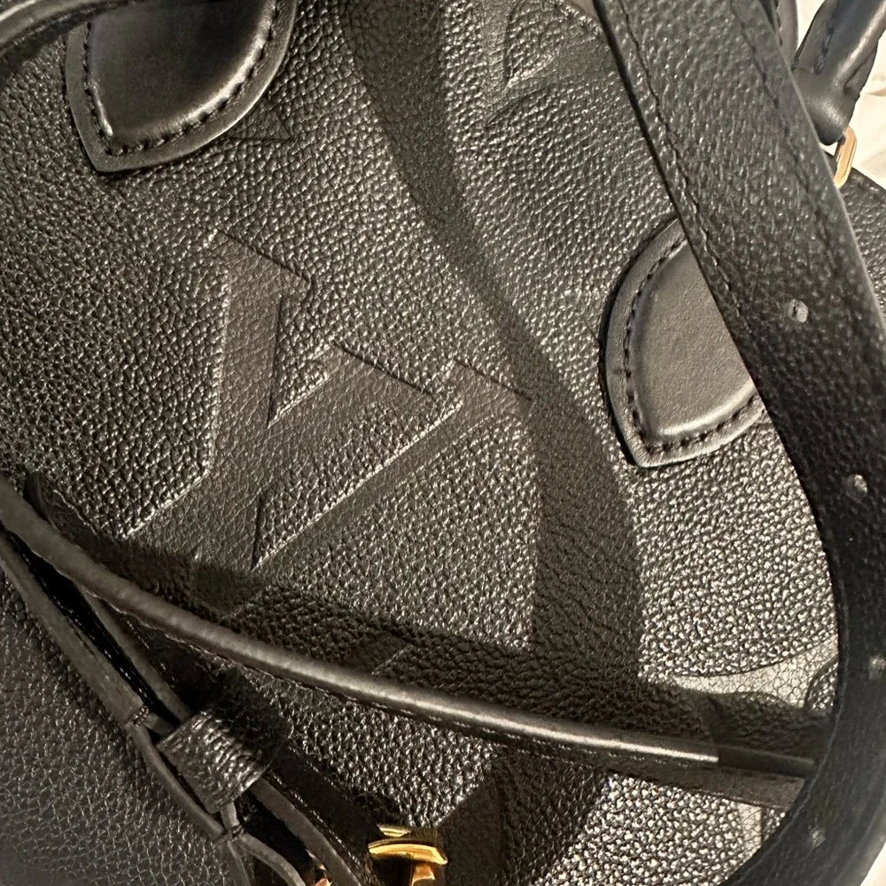 Authentic Louis Vuitton Monogram Empreinte onyx bag.  Gently used for one month🩷 - Picture 15 of 16